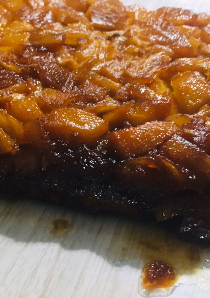 Una foto de Tarta de durazno y piña invertida