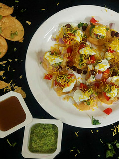 આલુ પાપડી ચાટ (Aloo Papdi Chaat Recipe In Gujarati) રેસીપી મુખ્ય ફોટો