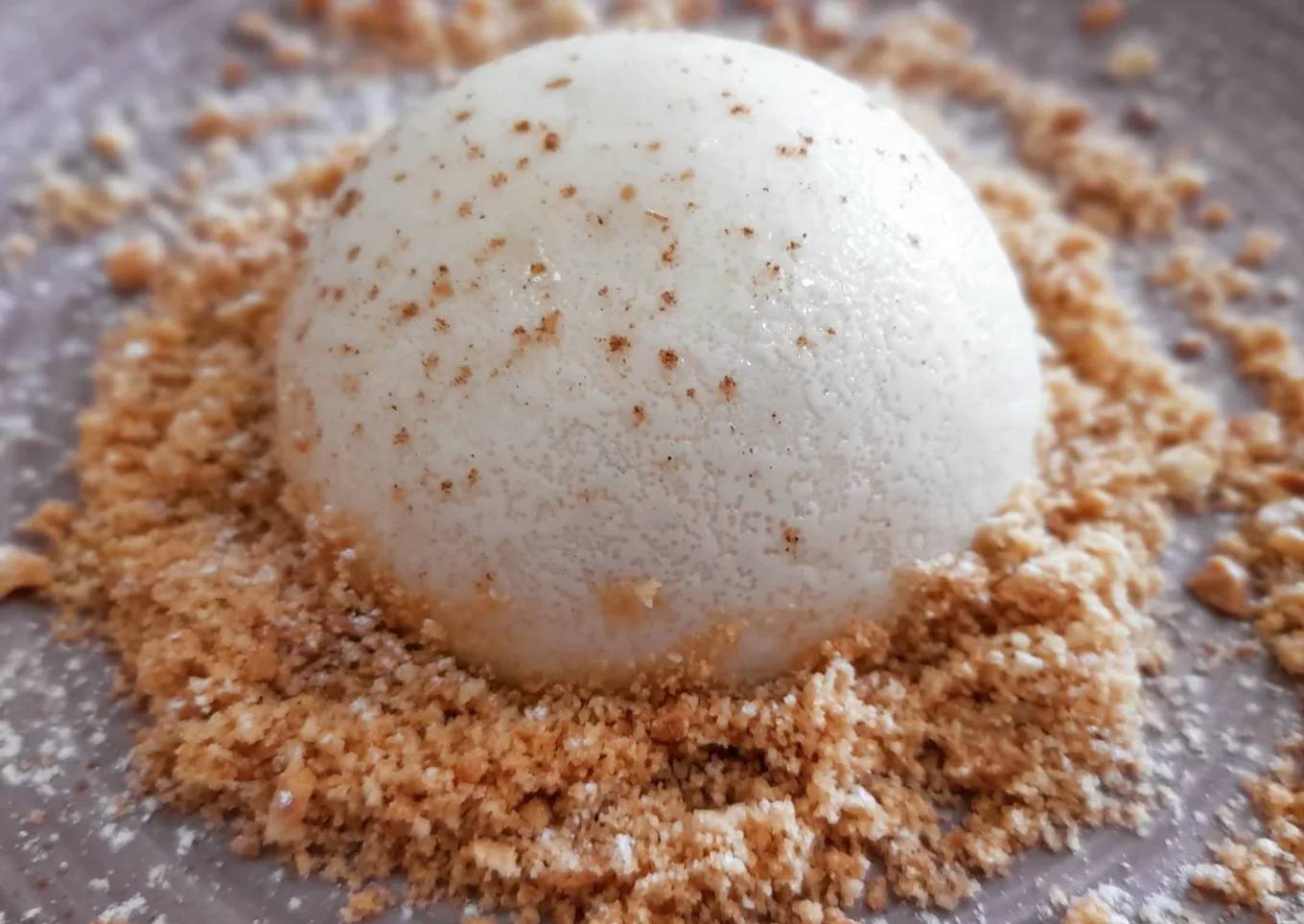 Panna cotta de manzana y canela con tierra de galleta