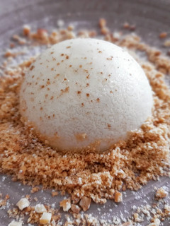 Una foto de Panna cotta de manzana y canela con tierra de galleta