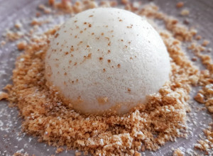 Foto principal de Panna cotta de manzana y canela con tierra de galleta