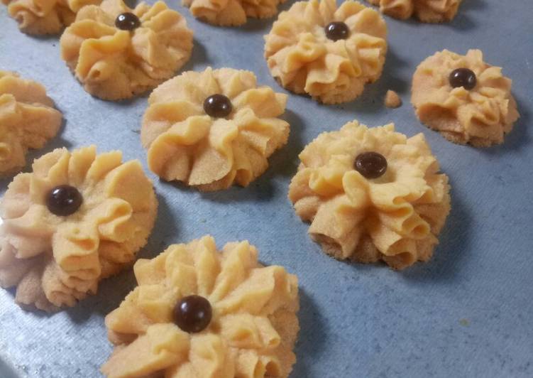 Kue semprit dengan takaran hemat