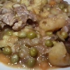 A picture of Matoke with beef and peas.