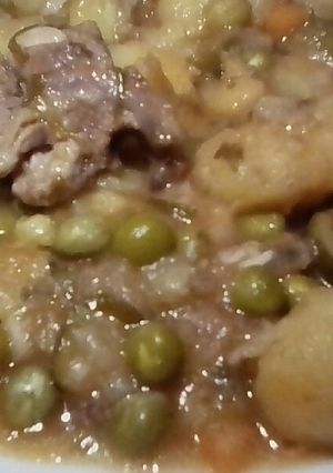A picture of Matoke with beef and peas.