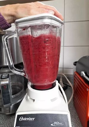 Una foto de Jugo de mora menta y frambuesa (tipo restaurante)