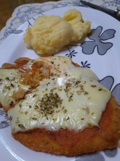 Una foto de Milanesas a la napolitana con puré