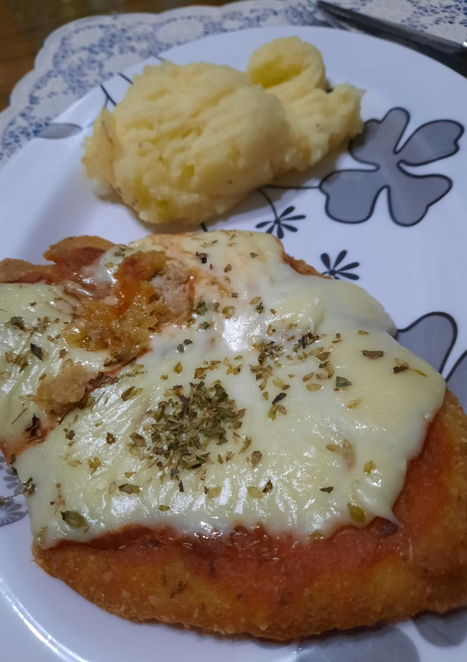 Una foto de Milanesas a la napolitana con puré