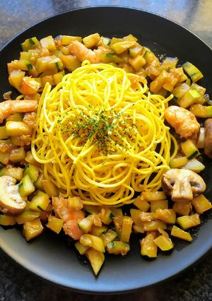 Una foto de Nidos de calabacín, portobello y langostinos