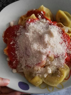 Una foto de Raviolis con salsa de pimientos de piquillo