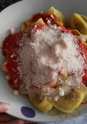 Una foto de Raviolis con salsa de pimientos de piquillo