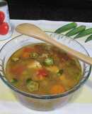Sopa de pollo con okras y tomates en su jugo