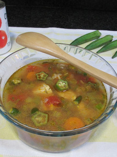 Una foto de Sopa de pollo con okras y tomates en su jugo