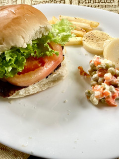 Una foto de Chivito con pan y al plato completo 💣🤩
