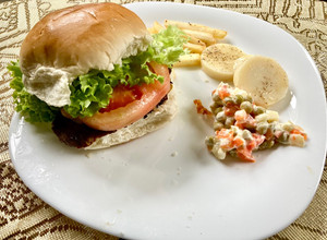 Una foto de Chivito con pan y al plato completo 💣🤩
