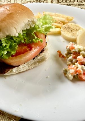 Una foto de Chivito con pan y al plato completo 💣🤩