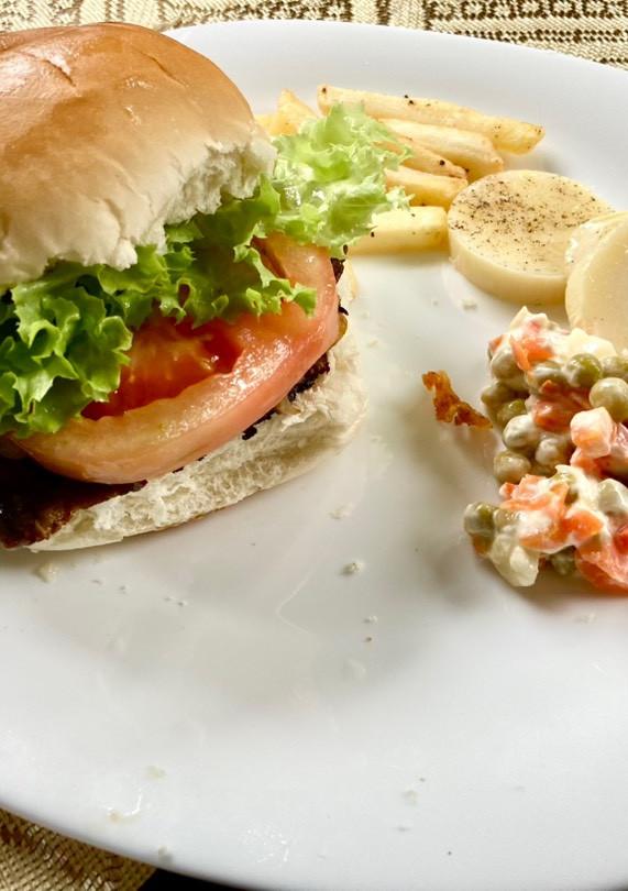 Una foto de Chivito con pan y al plato completo 💣🤩