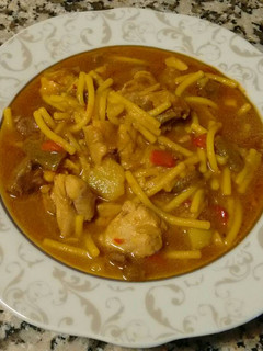 Una foto de Fideos gordos con pollo, higaditos y espárragos verdes