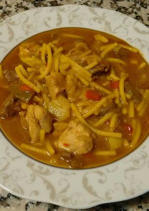 Foto principal de Fideos gordos con pollo, higaditos y espárragos verdes