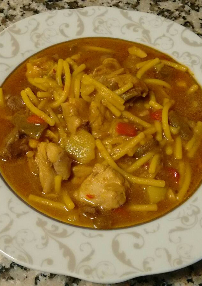 Una foto de Fideos gordos con pollo, higaditos y espárragos verdes