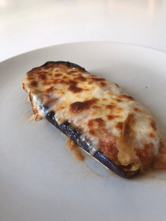 Una foto de Berenjena al horno con salsa de tomate y atún