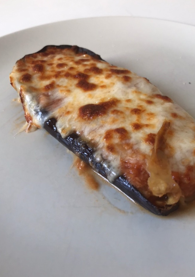 Una foto de Berenjena al horno con salsa de tomate y atún