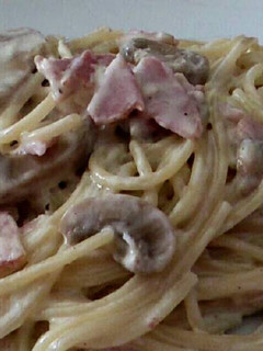 Una foto de Espaguetis con setas y bacon