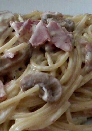 Una foto de Espaguetis con setas y bacon