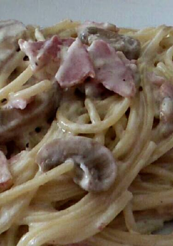 Una foto de Espaguetis con setas y bacon
