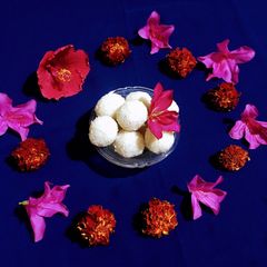 A picture of Coconut Ladoo.