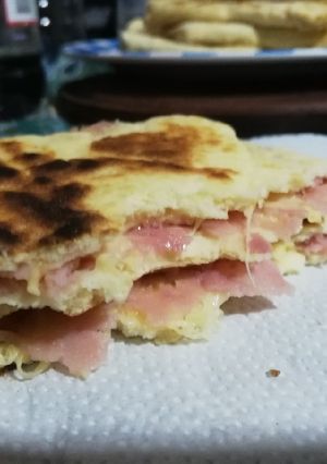 Una foto de Pancitos rellenos en sartén sin levadura😲