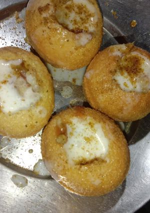 A picture of Dahi wale Golgappe.