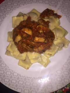 Una foto de Ravioles en Salsa Boloñesa