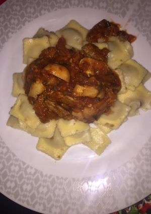 Una foto de Ravioles en Salsa Boloñesa