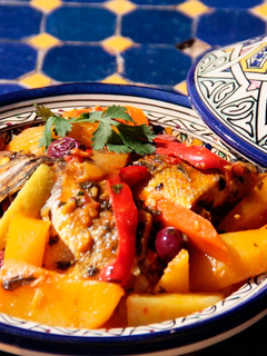 Una foto de Tajine de pescado. Guiso marroquí de pescado con verduras