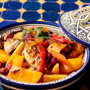 Tajine de pescado. Guiso marroquí de pescado con verduras