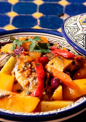 Una foto de Tajine de pescado. Guiso marroquí de pescado con verduras