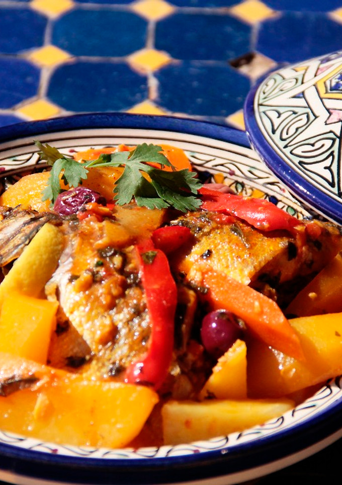 Una foto de Tajine de pescado. Guiso marroquí de pescado con verduras