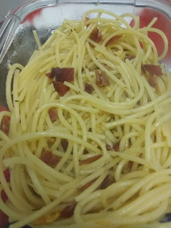 Una foto de 🍝 Pasta al ajillo con jamón