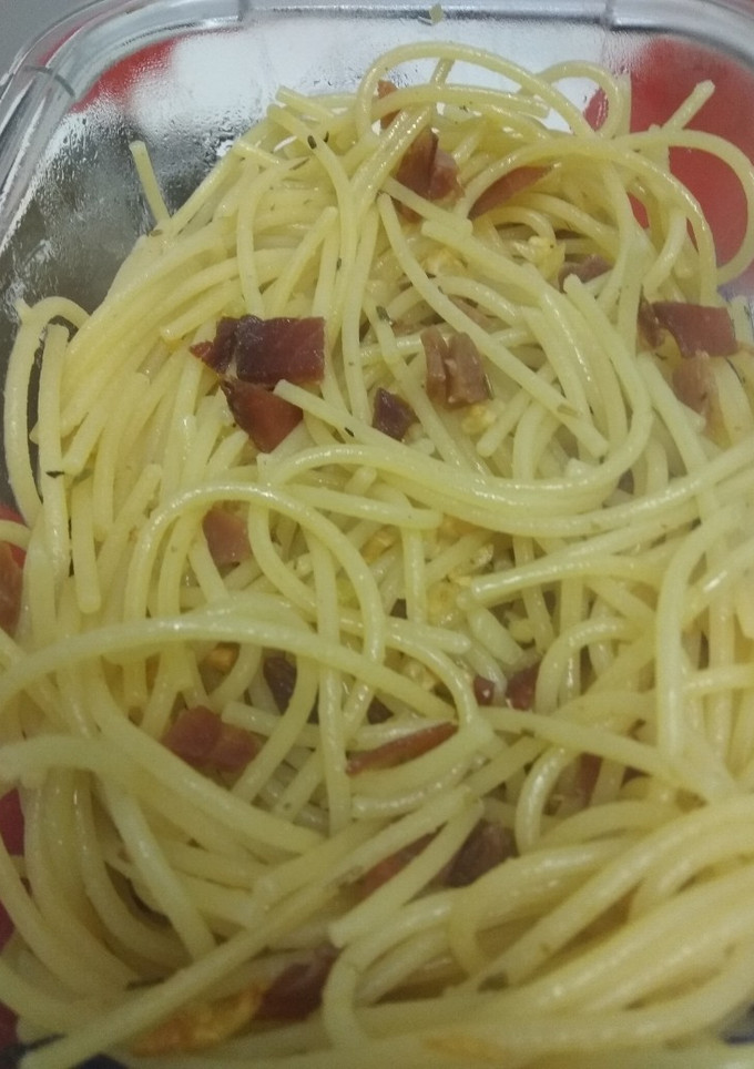 Una foto de 🍝 Pasta al ajillo con jamón