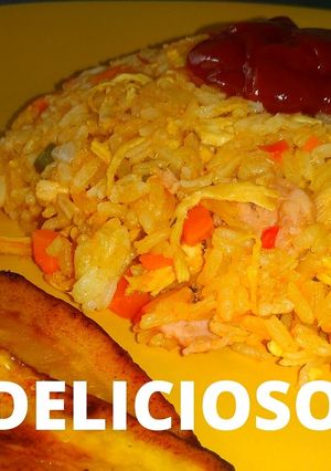 Una foto de Arroz con pollo colombiano 😋