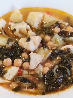 Una foto de Potaje de garbanzos con bacalao, patatas y acelgas
