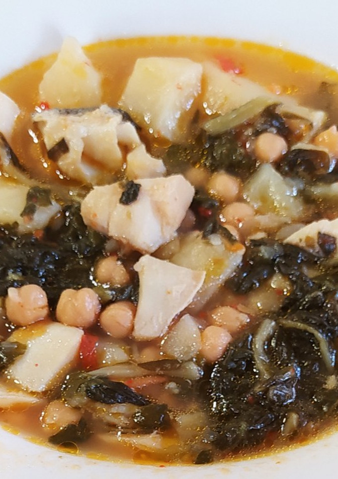 Una foto de Potaje de garbanzos con bacalao, patatas y acelgas