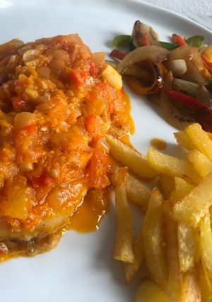 Una foto de 🌿Medallones de merluza con sofrito🌿
