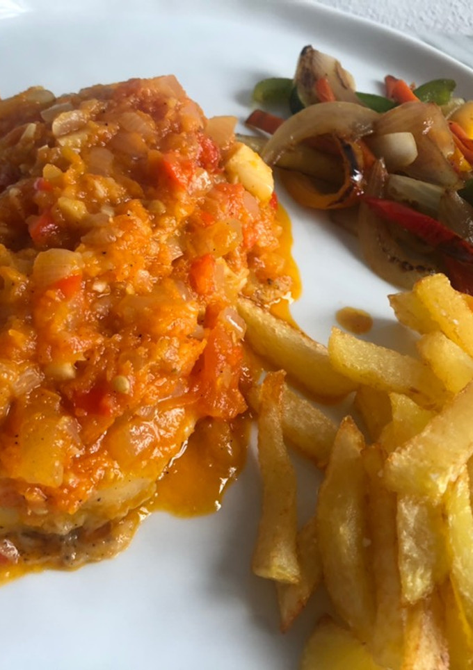 Una foto de 🌿Medallones de merluza con sofrito🌿