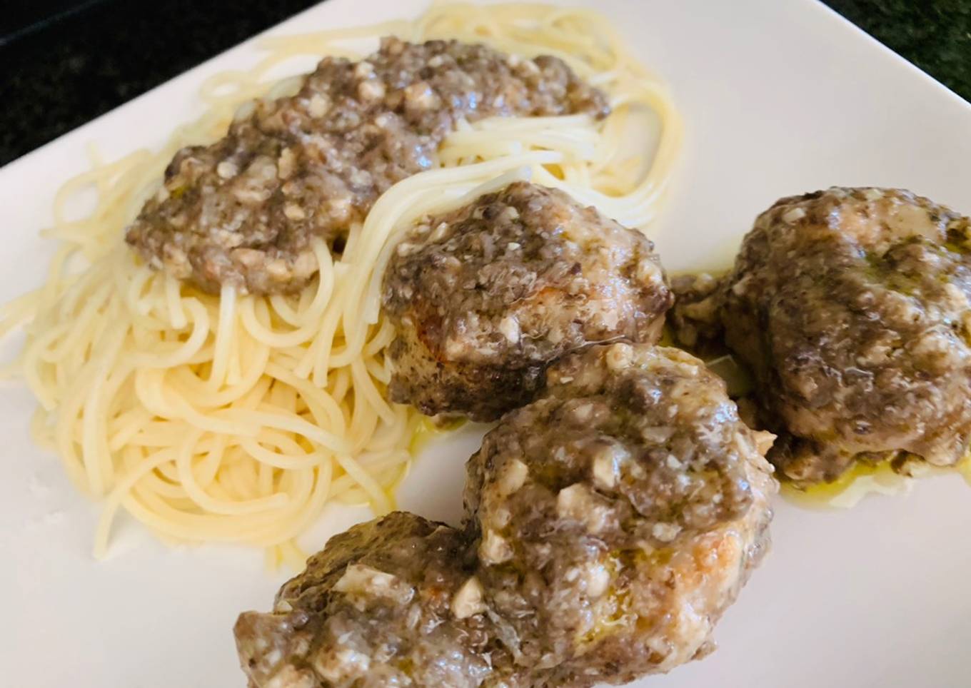 Albóndigas de ternera y queso con salsa de champiñones