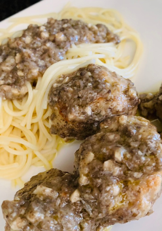 Una foto de Albóndigas de ternera y queso con salsa de champiñones