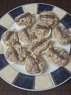 Una foto de Huevos rellenos de champiñones y anchoas