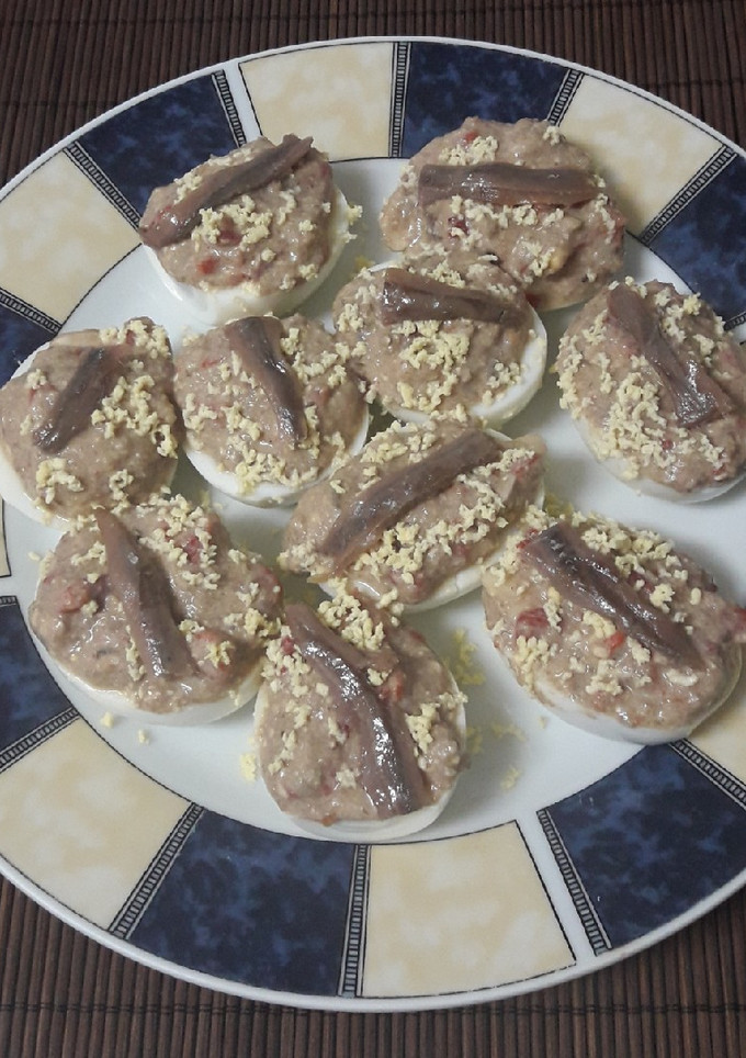 Una foto de Huevos rellenos de champiñones y anchoas