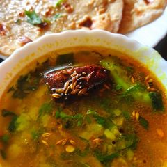 A picture of Palak Dal with Roti.