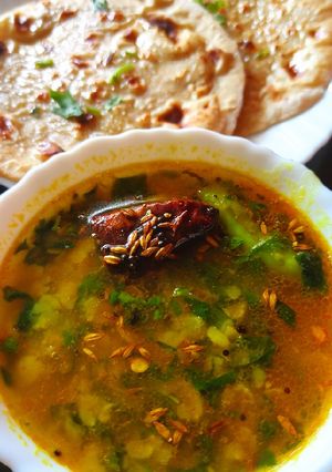 A picture of Palak Dal with Roti.